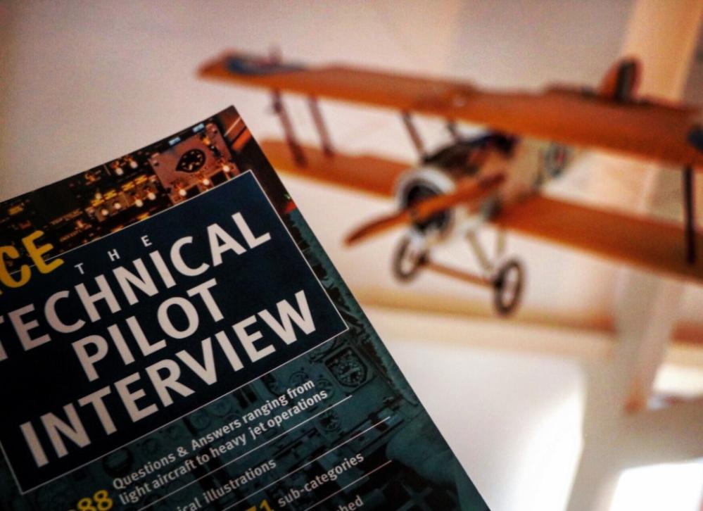 W jaki sposób kluby książki mogą pomóc pilotom w rozwijaniu umiejętności komunikacyjnych?